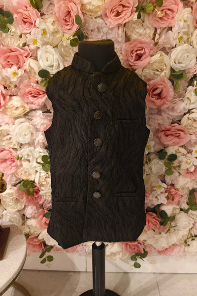 Elegant in Black – Sophisticated Kidswear for Your Little Gentleman